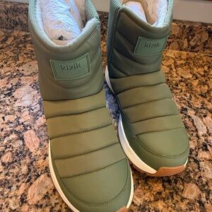 NWOT Kizik Hands Free Mid Montreal Boots in Olive